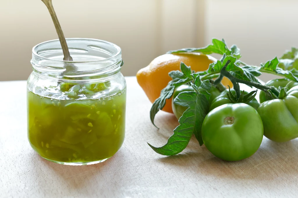 Sałatka z zielonych pomidorów to propozycja na smaczny dodatek do obiadu