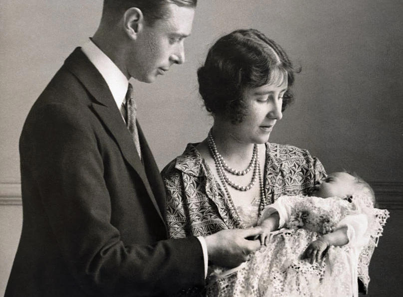 Książę Jerzy i księżna Elżbieta pozują z niedawno narodzoną Elżbietą Aleksandrą Marią