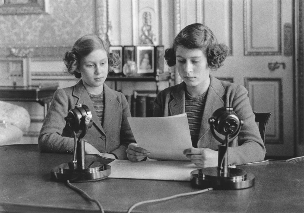 Księżniczki Elżbieta i Małgorzata podczas przemówienia w radiu w czasie II wojny światowej
