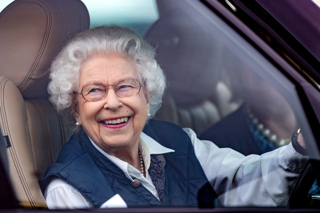 Królowa Elżbieta II w wieku 95 lat prowadzi samochód