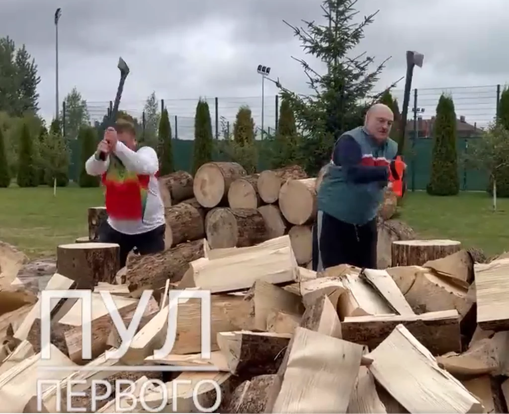 Alaksandr Łukaszenka rąbie drewno i zapowiada, że dzięki niemu przetrwamy zimę Alaksandr Łukaszenka rąbie drewno i zapowiada, że dzięki niemu przetrwamy zimę