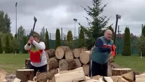 Alaksandr Łukaszenka rąbie drewno i zapowiada, że dzięki niemu przetrwamy zimę