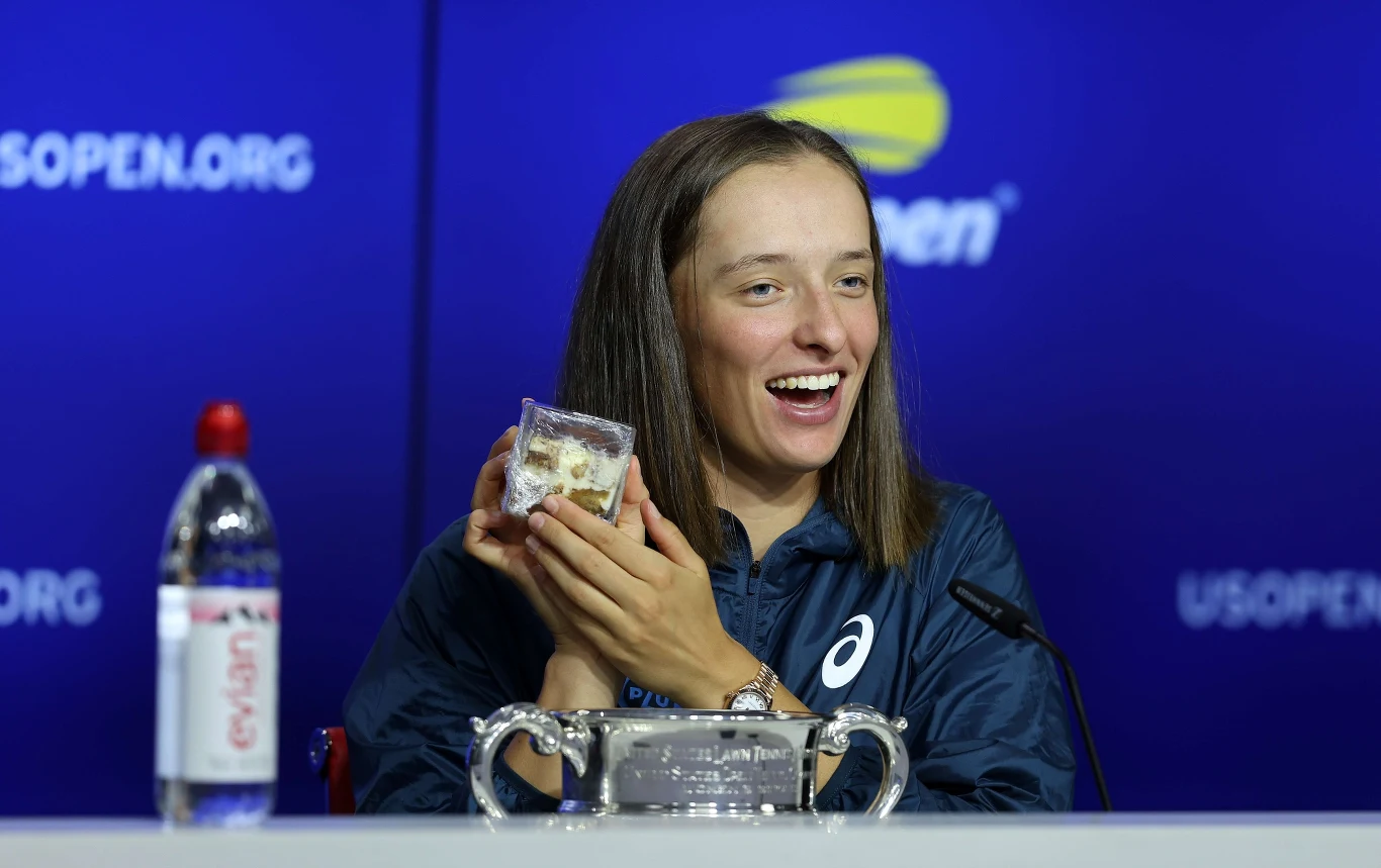 Iga Świątek znalazła w swoim trofeum... tiramisu Iga Świątek znalazła w swoim trofeum... tiramisu