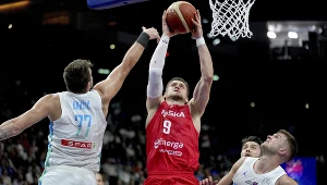EuroBasket 2022. Polska - Słowenia: Mateusz Ponitka podczas wykonywania wsadu