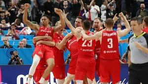Poland players celebrate after the FIBA Eurobasket 2022 quarter-final basketball match between Slovenia and Poland in Berlin, Germany, on September 14, 2022. (Photo by Oliver Behrendt / AFP)
