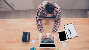 Szczytowym okresem pracy zdalnej w trakcie pandemii był I kwartał 2021 r., w którym pracę wykonywało w ten sposób 14,2 proc. pracowników