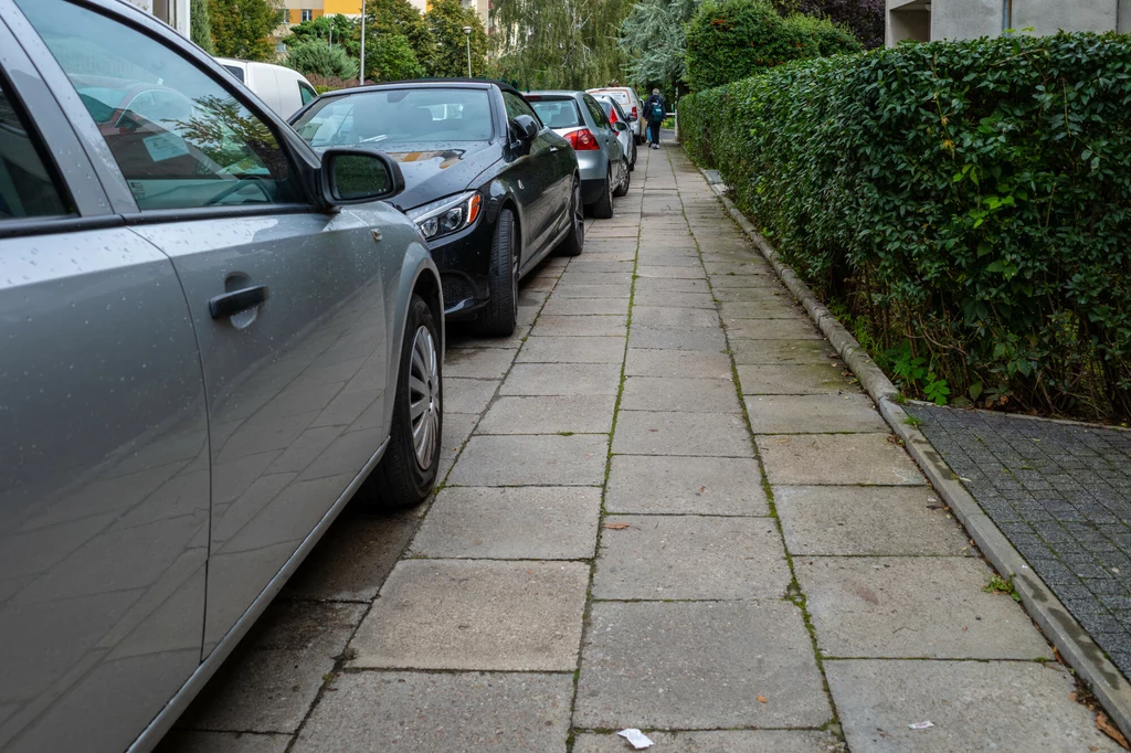 Czy można parkować na chodniku: nowe przepisy. Oto kto nie może parkować na chodniku