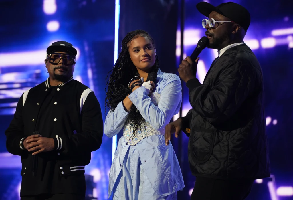 Występ Sary james z Black Eyed Peas