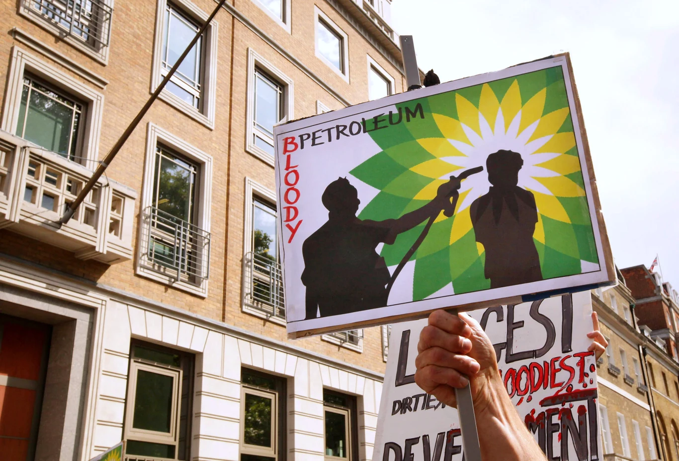 Wielka ściema za wielkie pieniądze - tak w skrócie można nazwać greenwashing stosowany przez koncerny naftowe Wielka ściema za wielkie pieniądze - tak w skrócie można nazwać greenwashing stosowany przez koncerny naftowe