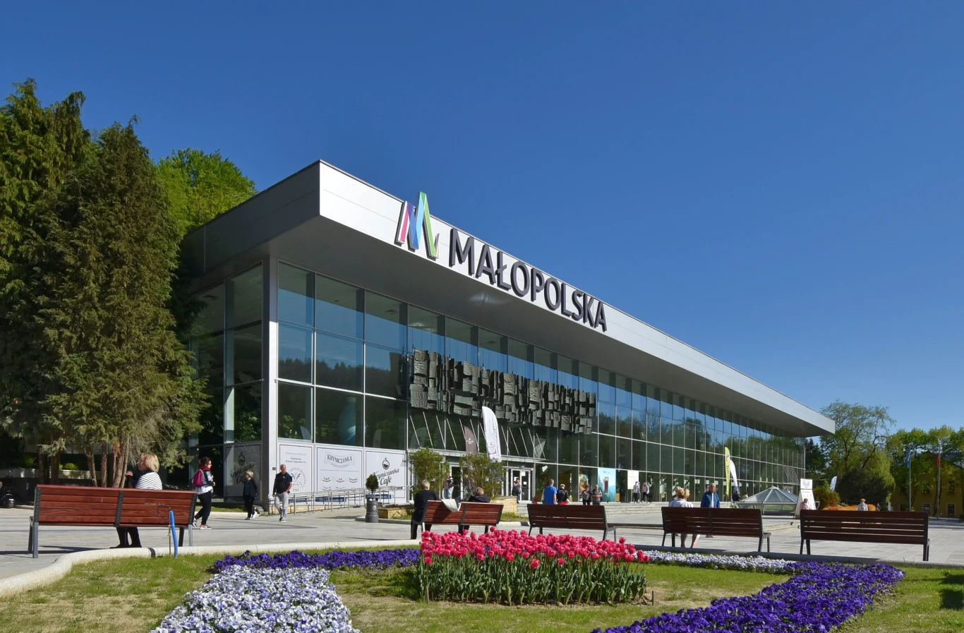 Pijalnia główna w Krynicy-Zdroju. Tu można pić wysokozmineralizowane wody lecznicze Pijalnia główna w Krynicy-Zdroju. Tu można pić wysokozmineralizowane wody lecznicze