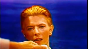 David Bowie w scenie z filmu "Moonage Dream"