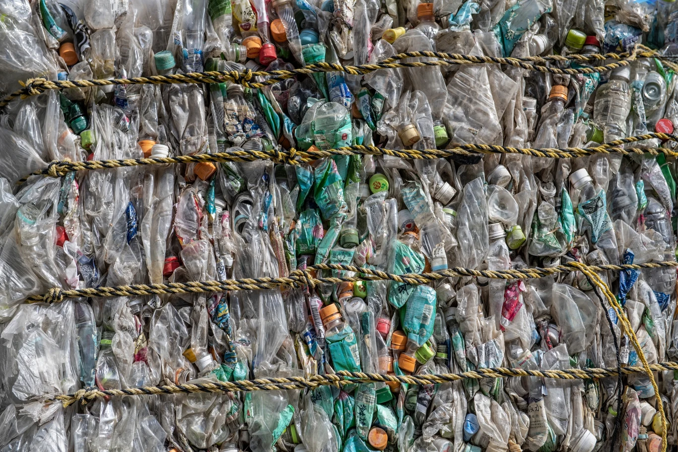 W Polsce niemal 60 proc. butelek PET nadal nie trafia do recyklingu. Takie odpady najczęściej wędrują do spalarni W Polsce niemal 60 proc. butelek PET nadal nie trafia do recyklingu. Takie odpady najczęściej wędrują do spalarni