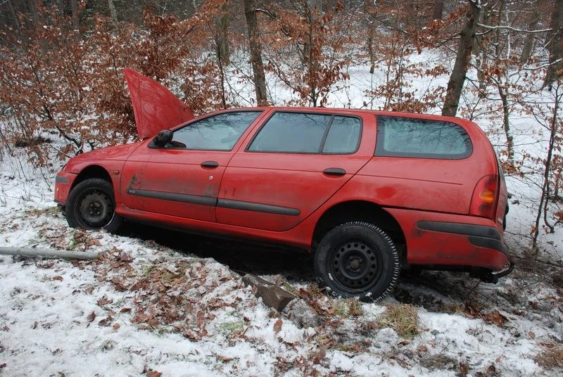 Kierowca stracił panowanie nad autem i zjechał do rowu Kierowca stracił panowanie nad autem i zjechał do rowu