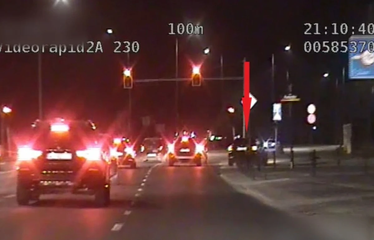 Zignorował czerwone światło i jechał po chodniku Zignorował czerwone światło i jechał po chodniku