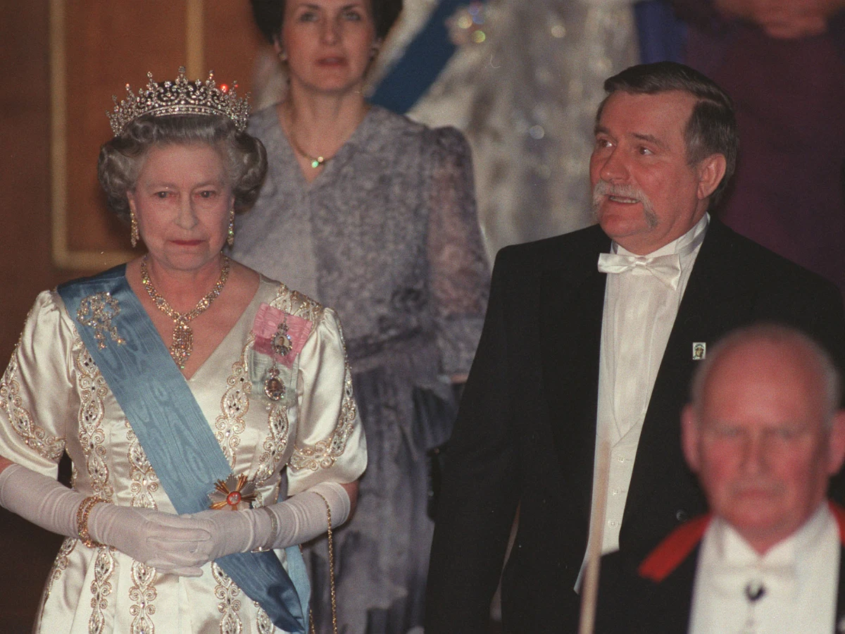 Królowa Elżbieta II i Lech Wałęsa na bankiecie 23 kwietnia 1991 roku Królowa Elżbieta II i Lech Wałęsa na bankiecie 23 kwietnia 1991 roku