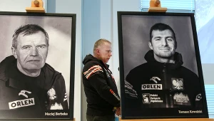 Artur Hajzer na tle porterów Macieja Berbeki i Tomasza Kowalskiego