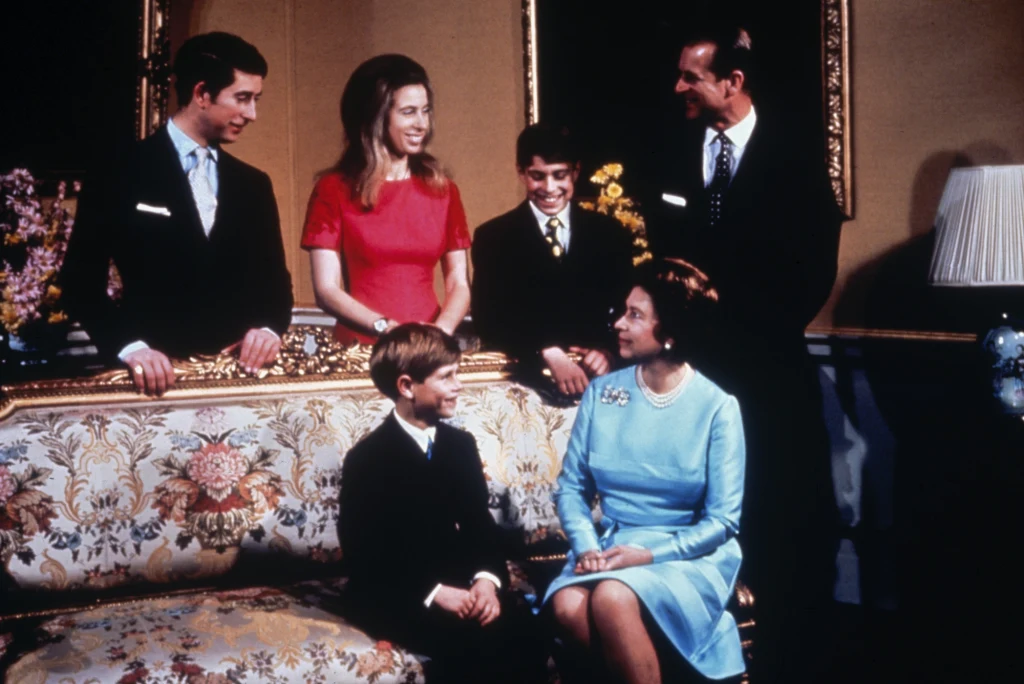 Królowa Elżbieta II z mężem Filipem i dziećmi: Karolem, Anną, Andrzejem i Edwardem Królowa Elżbieta II z mężem Filipem i dziećmi: Karolem, Anną, Andrzejem i Edwardem