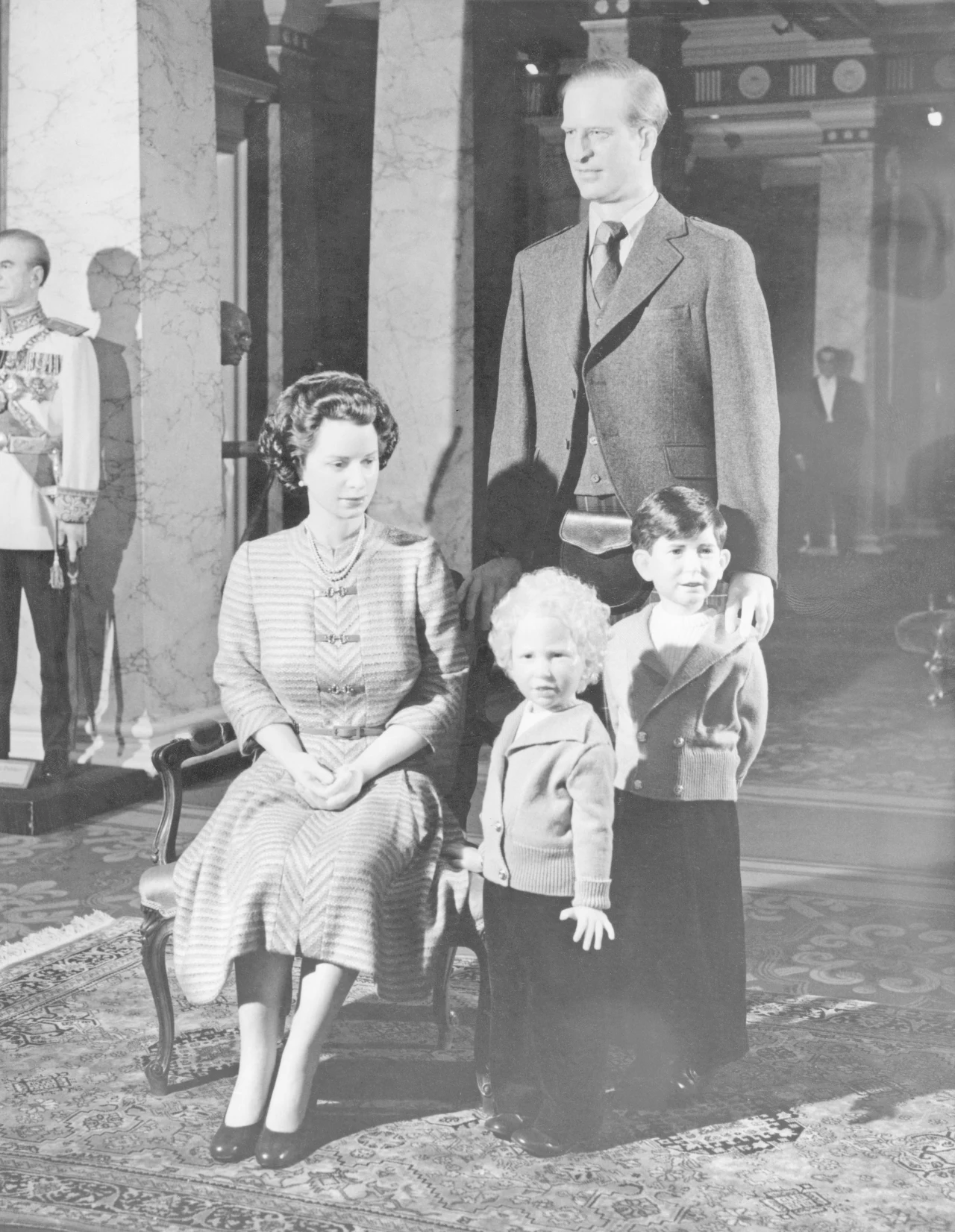 Królowa Elżbieta II z mężem Filipem i dziećmi: Karolem i Anną Królowa Elżbieta II z mężem Filipem i dziećmi: Karolem i Anną