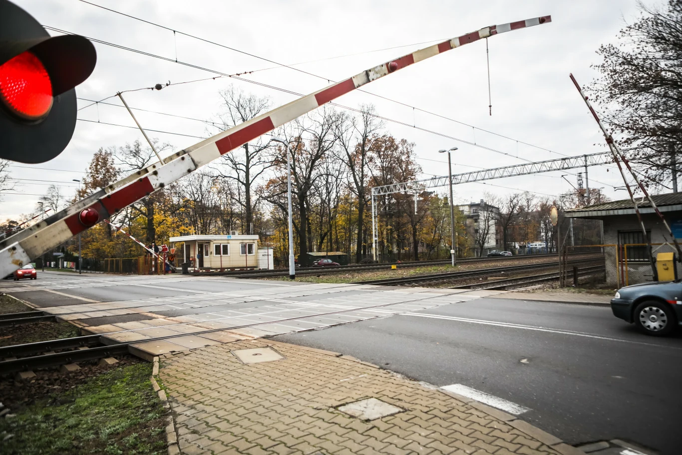 Mandat za wjazd na przejazd kolejowy, gdy zapory nie zostały do końca podniesione, wynosi dziś 2 tys. zł
