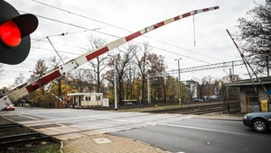 Mandat za wjazd na przejazd kolejowy, gdy zapory nie zostały do końca podniesione, wynosi dziś 2 tys. zł