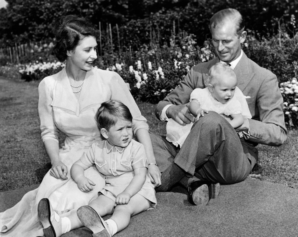 Królowa Elżbieta II z mężem Filipem i dziećmi: Karolem i Anną