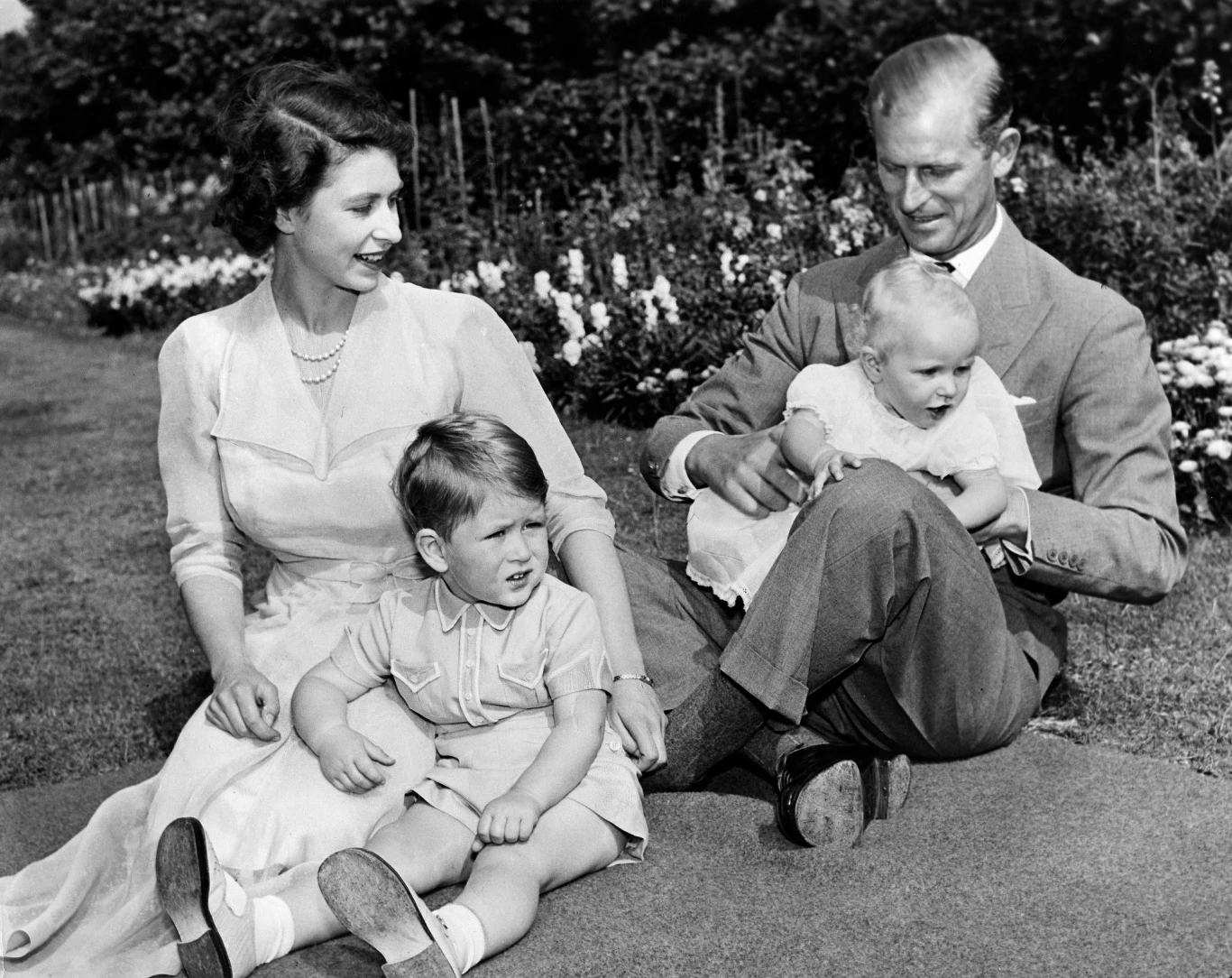 Królowa Elżbieta II z mężem Filipem i dziećmi: Karolem i Anną Królowa Elżbieta II z mężem Filipem i dziećmi: Karolem i Anną