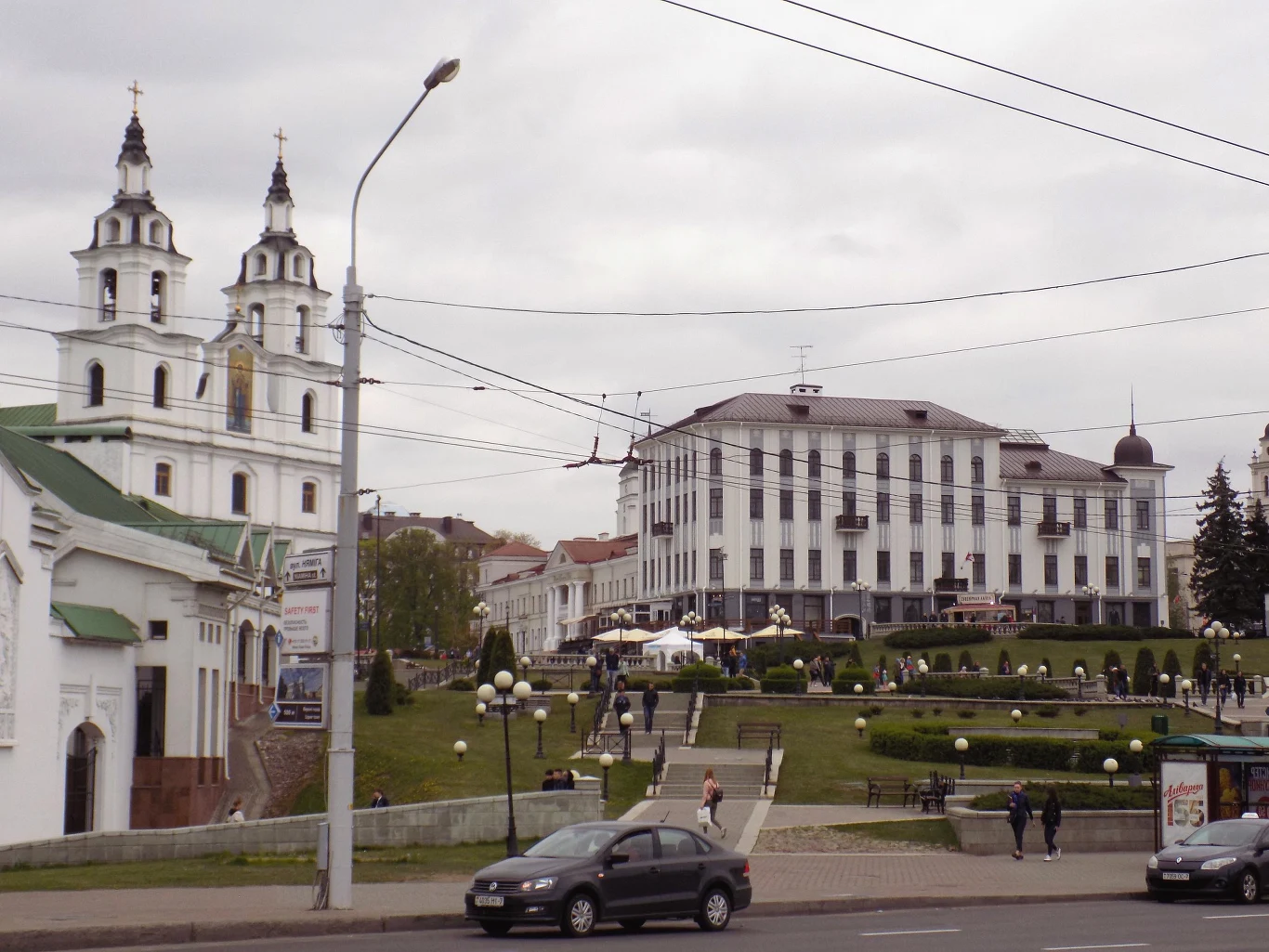 Centrum Mińska. Po lewej dawny kościół bernardynek, a dziś prawosławny sobór. Centrum Mińska. Po lewej dawny kościół bernardynek, a dziś prawosławny sobór.