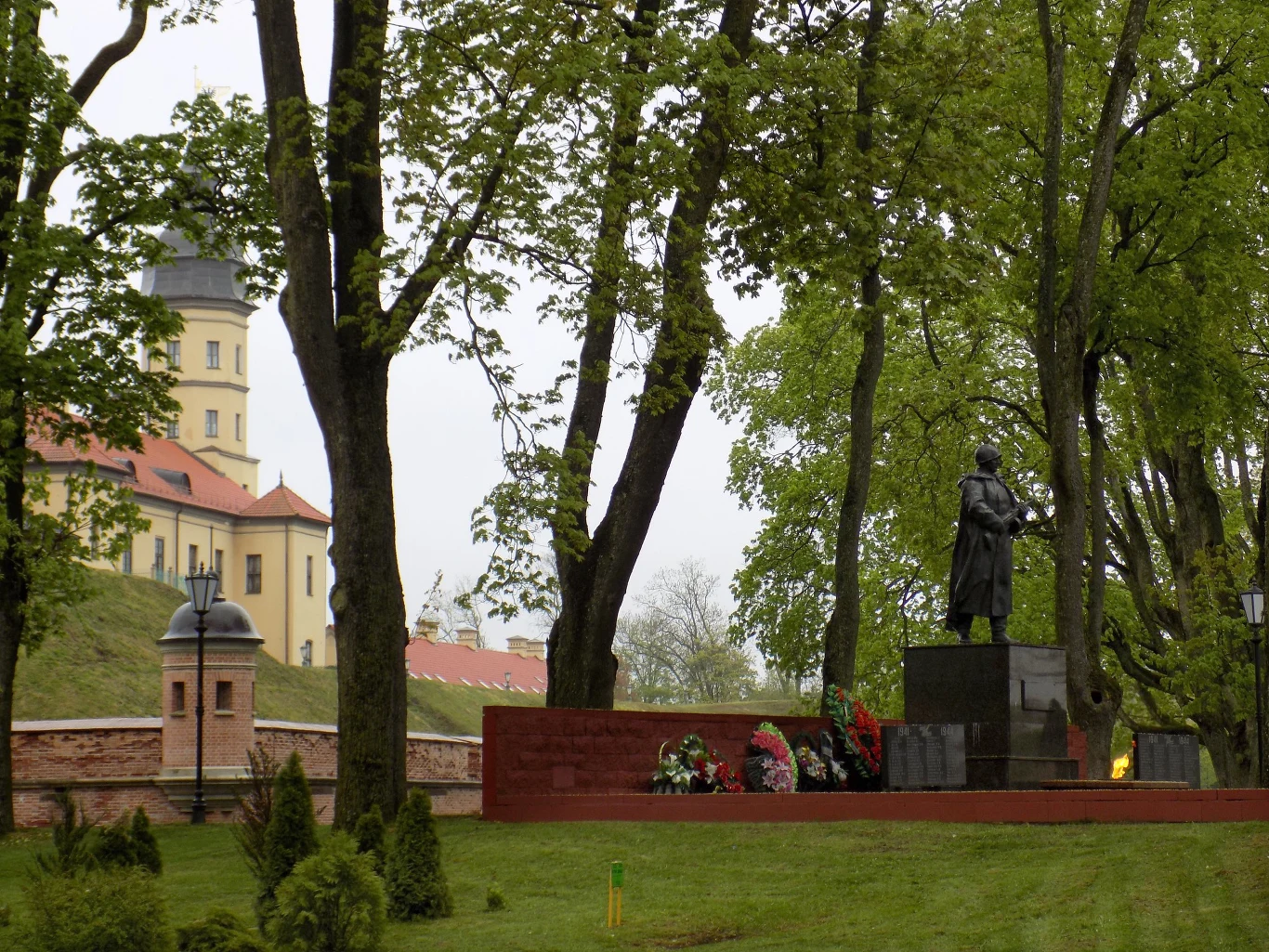 Pomnik radzieckiego zolnierza przed zamkiem Radziwillow w Nieswiezu Pomnik radzieckiego zolnierza przed zamkiem Radziwillow w Nieswiezu