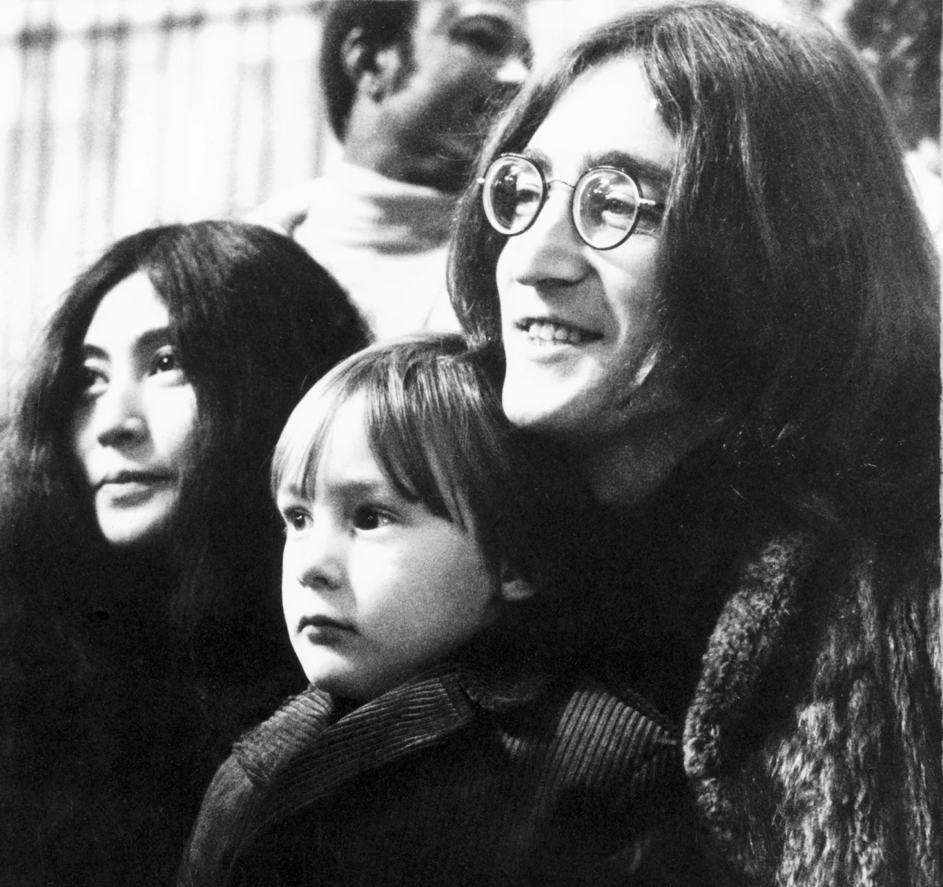 Julian Lennon siedzi na kolanach ojca. U boku jego nowa miłość, Yoko Ono. Rok 1969. fot. Manchester Daily Express Contributor 