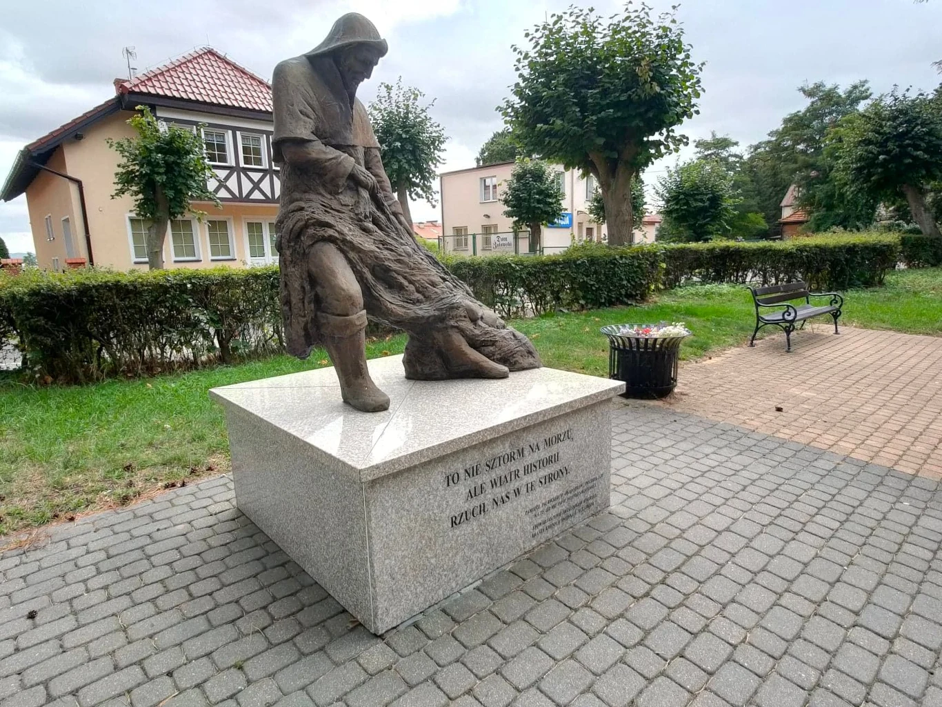 Pomnik ku pamięci pierwszych osadników w Krynicy Morskiej po II wojnie światowej. W latach 1947-1958 miejscowość ta nazywała się Łysica