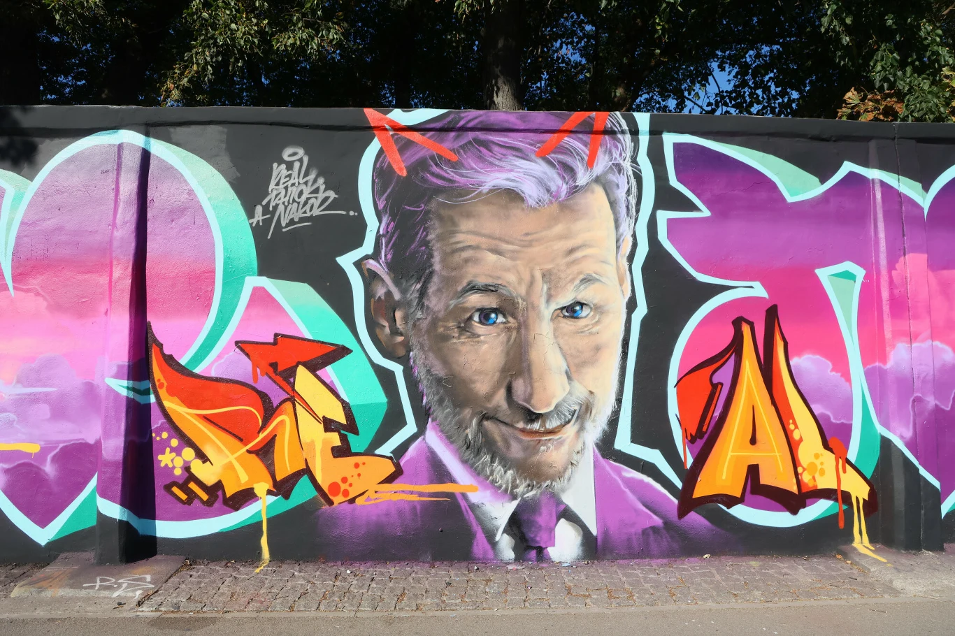 Piotr Kraśko z rogami na muralu Piotr Kraśko z rogami na muralu