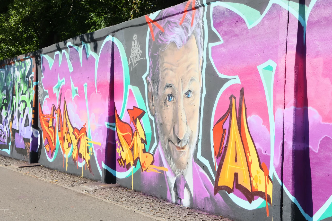 Piotr Kraśko z rogami na muralu