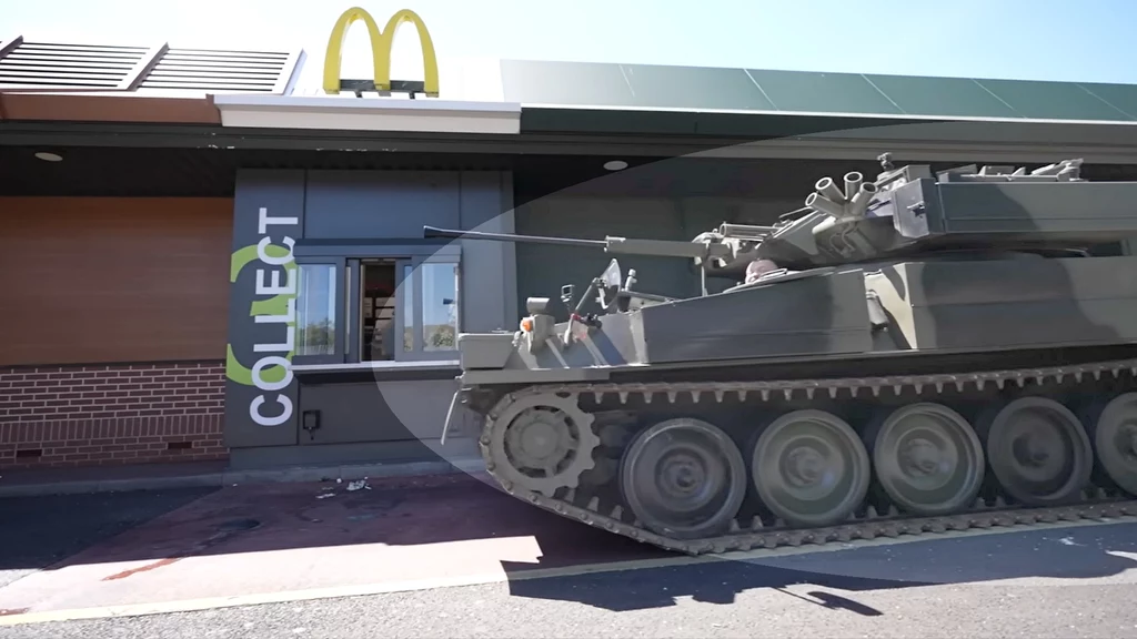 Brytyjski strongman pojechał czołgiem do McDonaldsa