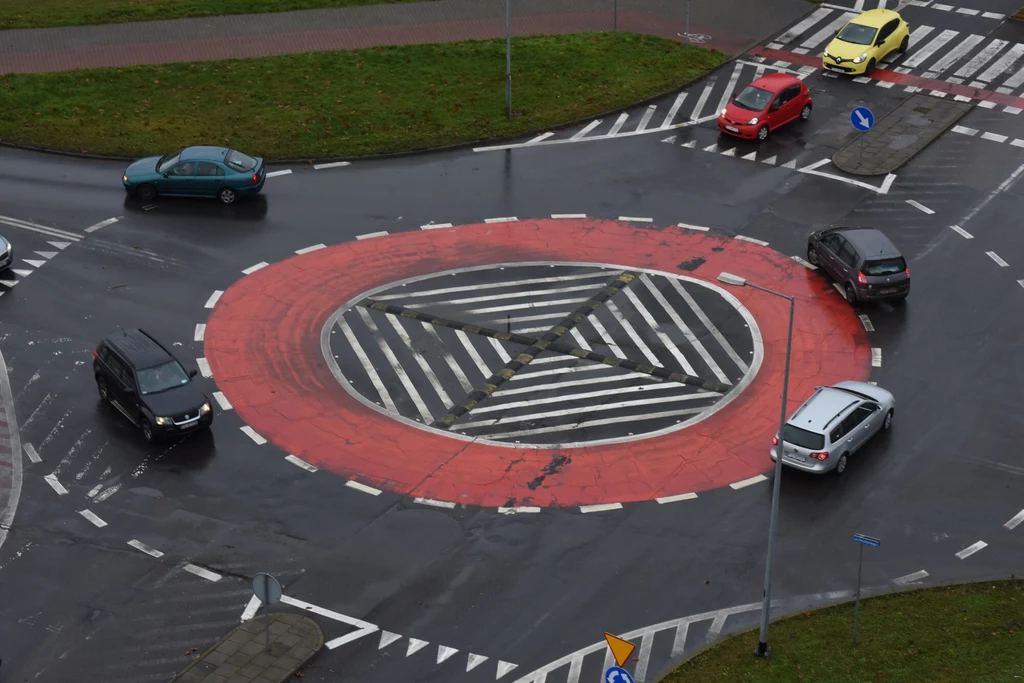 Wielu kierowców nie wie, czy trzeba włączać kierunkowskaz na rondzie