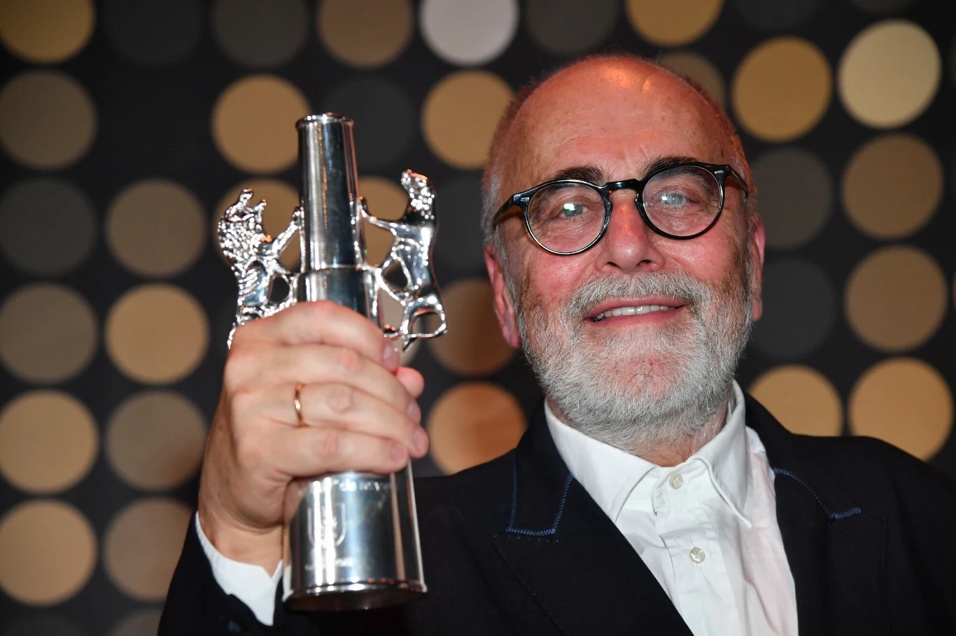 Srebrnymi Lwami nagrodzono "Filip" Michała Kwiecińskiego. "To niesamowita nagroda" - powiedział reżyser. "Dziękuję ekipie, bardzo się zaprzyjaźniliśmy i te przyjaźnie na długo pozostaną w naszych sercach". "Chciałem podziękować jeszcze jednej osobie - aktorowi Erykowi Kulmowi. Przez rok oddał swoje ciało i duszę dla tego filmu. Bez niego ten film by nie powstał" - dodał reżyser.