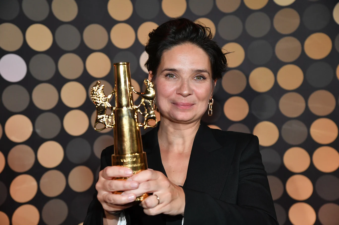 "Silent Twins" to polsko-amerykańsko-brytyjska koprodukcja. Scenariusz, którego autorką jest Andrea Seigel, powstał na podstawie książki Marjorie Wallace o bliźniaczkach June i Jennifer Gibbons (w tych rolach Letitia Wright i Tamara Lawrance), które odmówiły komunikacji ze światem zewnętrznym. 