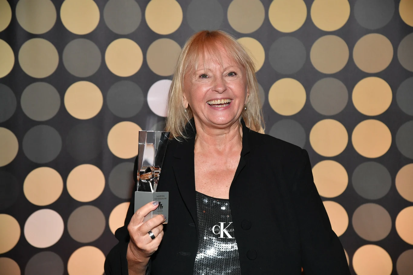 Nagrodę za główną rolę kobiecą trafiła do rąk Doroty Pomykały ("Kobieta na dachu"). "Takie role, wiecie - koleżanki w moim wieku - nie zdarzają się zbyt często. Ktoś powiedział: 'Kochajcie scenarzystów'. Zgadzam się: 'Piszcie dla nas'" - powiedziała aktorka, nie mogą ukryć zarówno radości, jak i wzruszenia. "Nawet mi w ustach zaschło, co mi się nie zdarza" - zakończyła Pomykała.