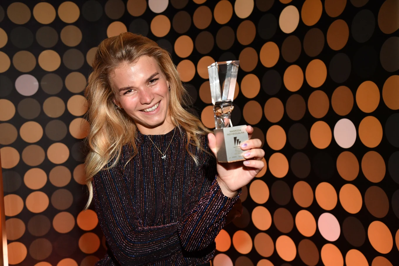 Nagrodę za nagrodę za profesjonalny debiut aktorski otrzymała Marta Stalmierska, którą oglądaliśmy w Gdyni w filmach "Apokawixa" i "Johnny". "Jedną z najpiękniejszych w życiu rzeczy jest robienie to, co się kocha (...) Róbmy to, co kochamy" - powiedziała aktorka.