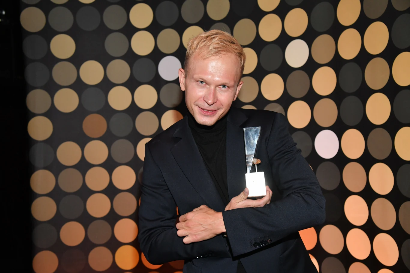 Statuetkę za główną rolę męską otrzymał Piotr Trojan ("Johnny"), dziękując ze sceny m.in. reżyserowi Danielowi Jaroszkowi. "Na koniec chciałem podziękować sobie, bo jestem z siebie bardzo dumny" - nietypowo zakończył wystąpienie Trojan.