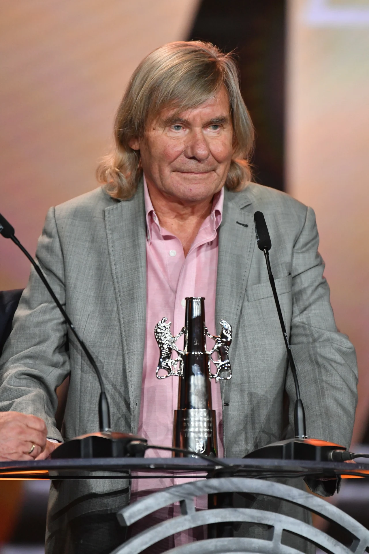 Reżyser i scenarzysta Filip Bajon odebrał statuetkę Platynowych Lwów za całokształt twórczości. "To rzadko się zdarza w środowisku filmowym - jest bardzo lubiany i w ogóle nie ma wrogów" - przedstawił laureata prezes Stowarzyszenia Filmowców Polskich, Jacek Bromski.