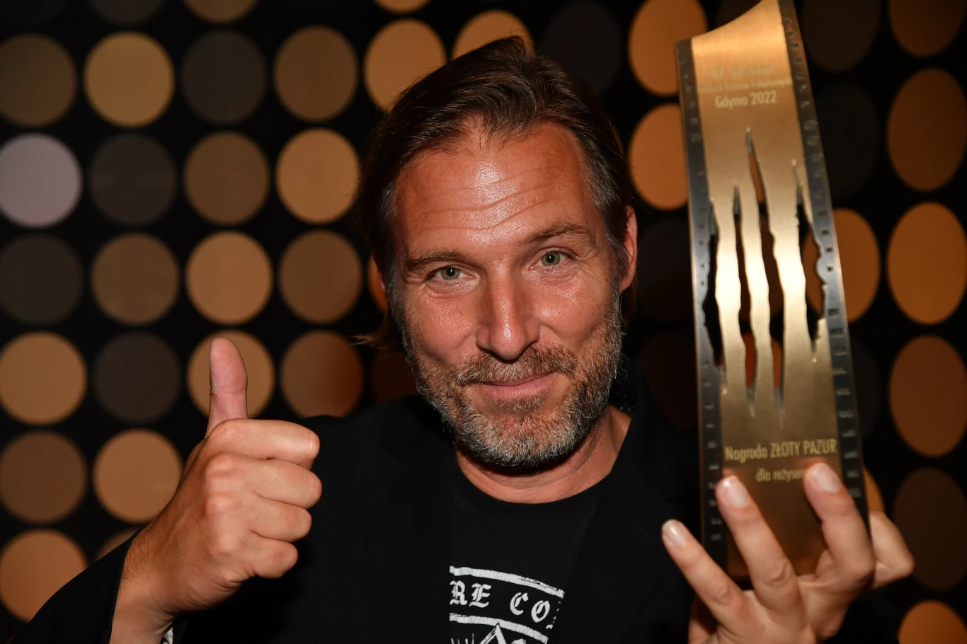 Złoty Pazur trafił do twórców filmu "Apokawixa". "Ta nagroda należy się całej ekipie filmu" - powiedział reżyser Xawery Żuławski. "Nie ma lepszej nagrody dla tego filmu, bo to jest nagroda za odwagę" - dodał producent Krzysztof Terej, podkreślając, że zawodowej odwagi nabierał u boku Piotra Woźniaka-Staraka.