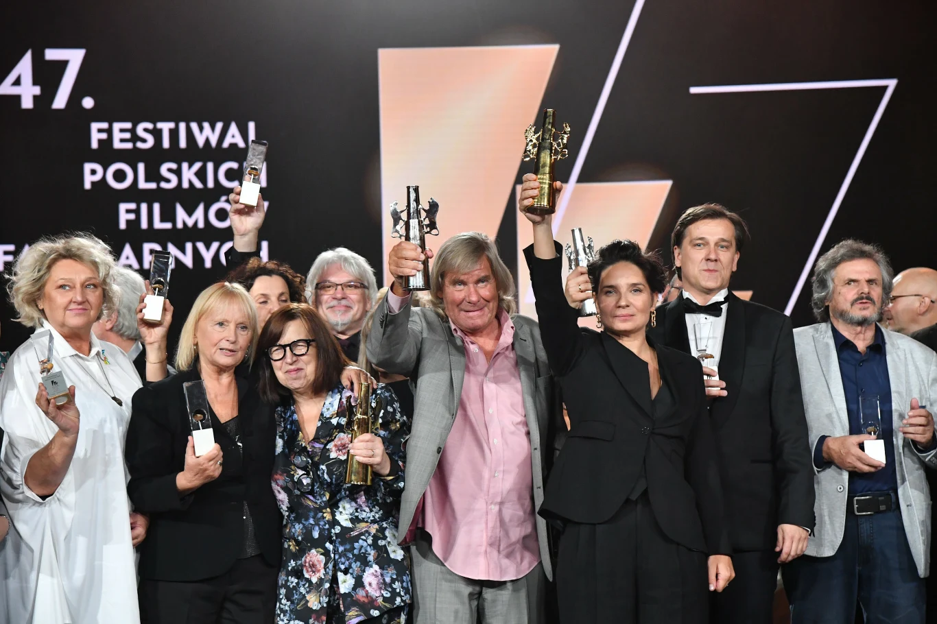 Decyzja jury wywołała sporo kontrowersji wśród dziennikarzy, którzy najlepszym filmem festiwalu wybrali "Chleb i sól" Damiana Kocura. 

"Nie chcę odbierać sukcesu Smoczyńskiej, bo The 'Silent Twins' jest spoko, ALE... To skandal, że nie wygrał 'Chleb i sól', to skandal, że najlepszy film nie dostał ANI JEDNEJ nagrody!" - napisał na Twitterze filmoznawca i krytyk Michał Przepiórka.

Także krytyk Łukasz Adamski wskazywał na "Chleb i na sól" jako jeden z trzech najlepszych filmów imprezy.