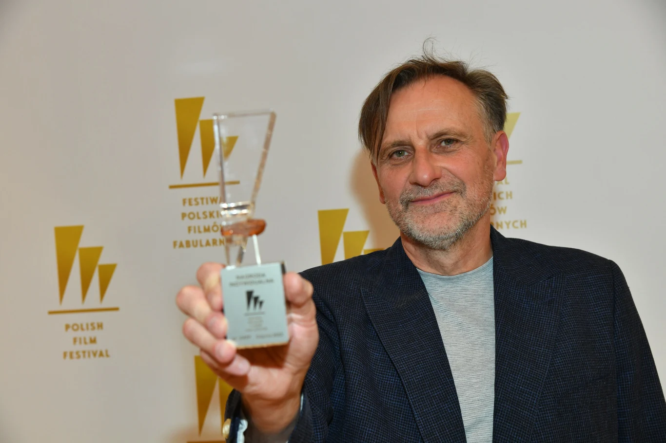 Najlepszym aktorem drugoplanowym wybrano Grzegorza Przybyła za rolę w "Strzępach". Aktor podziękował rodzicom oraz żonie, przypominając jedno z pytań, jakie usłyszał od widza w Gdyni - jaki koszt poniósł pan, kręcąc ten film? "Ja nie wiem, wie o tym moja żona. Dziękuję ci bardzo, Dominika" - powiedział Przybył.