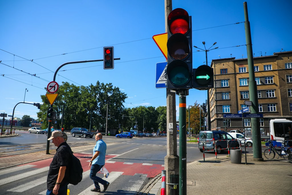 Sygnalizator S-2. Przepisy mówią, że trzeba przy nim się zatrzymać, również wtedy gdy w pobliżu nie ma pieszych