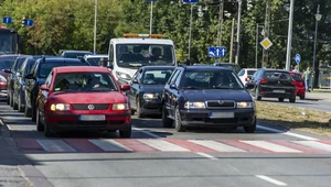 Wyprzedzanie na przejściu dla pieszych jest absolutnie zabronione. Chyba, że ruch sterowany jest sygnalizacją świetlną