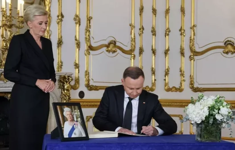 Prezydent Andrzej Duda i Agata Kornhauser-Duda żegnają królową/Foreign Broadcasting Service Prezydent Andrzej Duda i Agata Kornhauser-Duda żegnają królową/Foreign Broadcasting Service