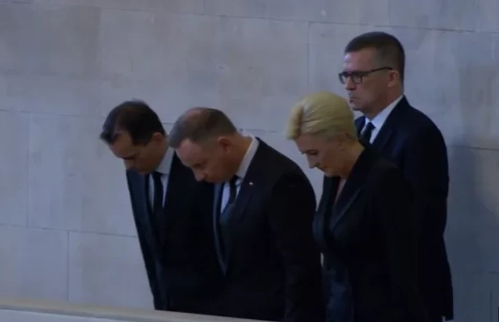 Prezydent Andrzej Duda i Agata Kornhauser-Duda żegnają królową/Foreign Broadcasting Service Prezydent Andrzej Duda i Agata Kornhauser-Duda żegnają królową/Foreign Broadcasting Service