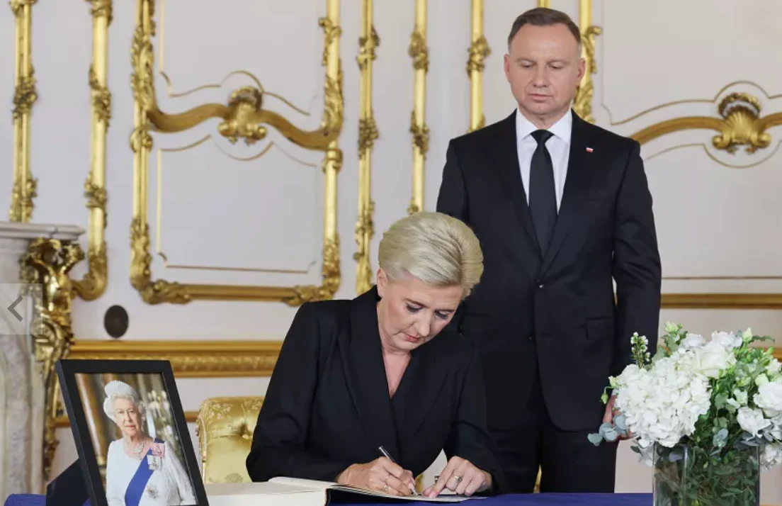 Prezydent Andrzej Duda i Agata Kornhauser-Duda żegnają królową/Foreign Broadcasting Service Prezydent Andrzej Duda i Agata Kornhauser-Duda żegnają królową/Foreign Broadcasting Service