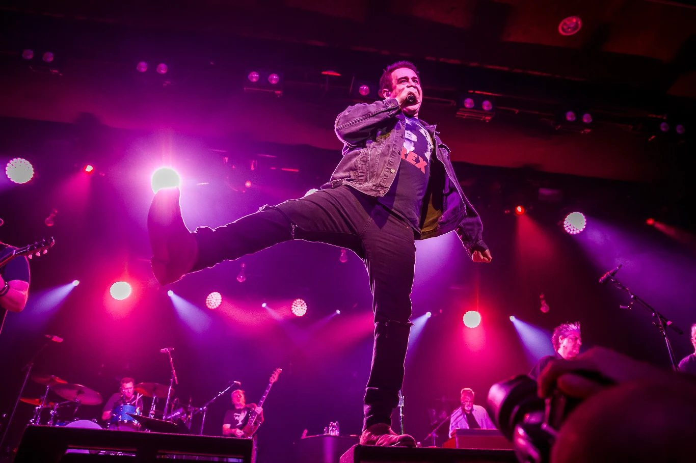 Counting Crows powrócili do Polski po 14 latach. Na koncercie w klubie Stodoła zjawiły się prawdziwe tłumy fanów.