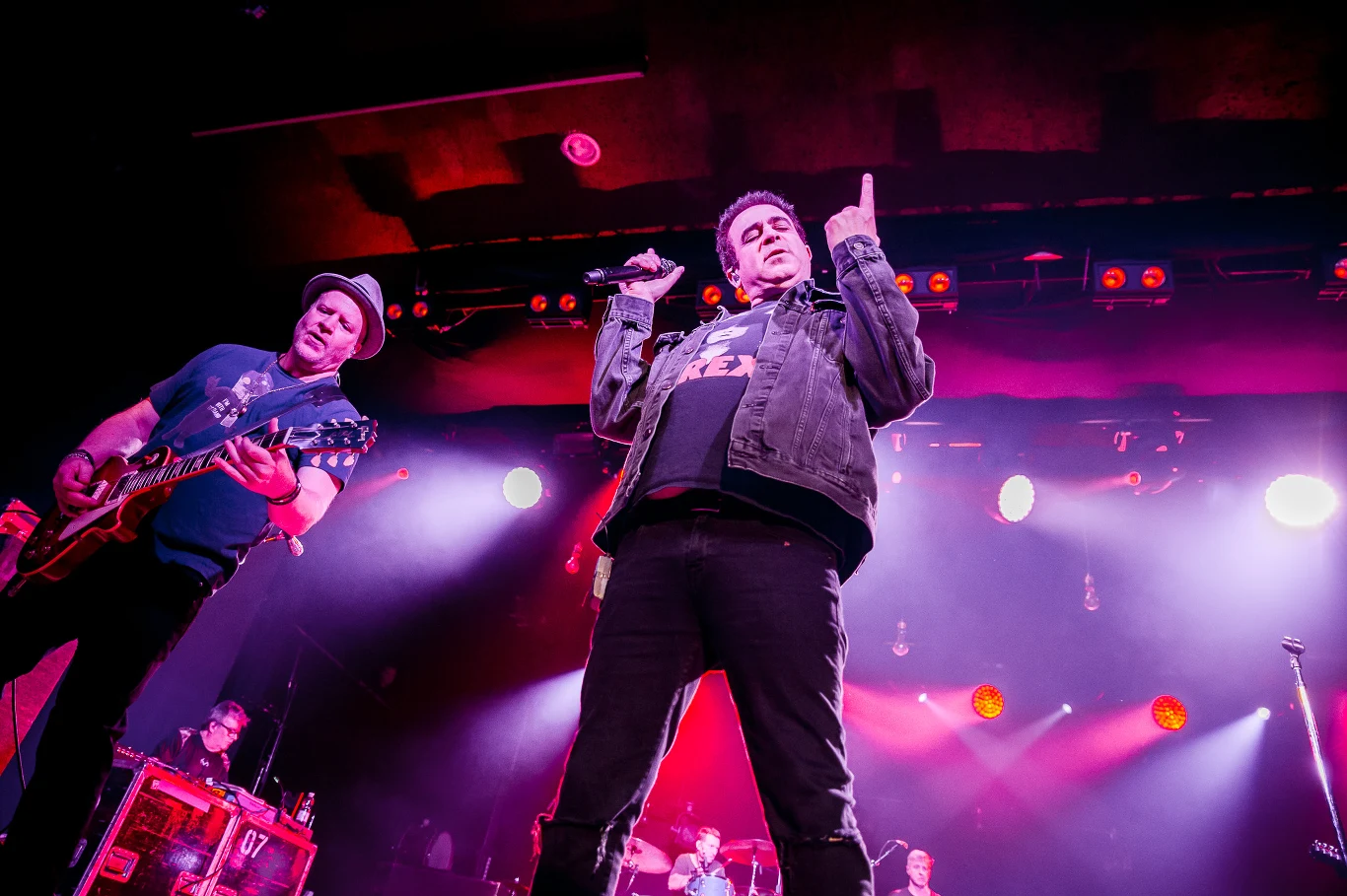 Counting Crows powrócili do Polski po 14 latach. Na koncercie w klubie Stodoła zjawiły się prawdziwe tłumy fanów.